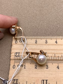 *Серьги д.9-9,5 Белый Жемчуг цв Красное арт. 2.0326.9.b-621 Вес 4,92 г - фото 346079