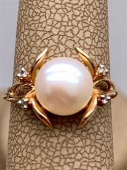 *Кольцо р.16,5  д.8,5-9 Белый Жемчуг цв Красное арт. 1.0240.0.b-943 Вес 2,6 г - фото 346096 *Кольцо р.16,5  д.8,5-9 Белый Жемчуг цв Красное арт. 1.0240.0.b-943 Вес 2,6 г - фото 346096