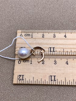 *Кулон Карабин Открывается Белый Жемчуг д.9-9,5 цв Красное арт. 3.1110.0.d-324 Вес 2,06 г - фото 346382 *Кулон Карабин Открывается Белый Жемчуг д.9-9,5 цв Красное арт. 3.1110.0.d-324 Вес 2,06 г - фото 346382