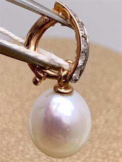 *Кулон Карабин Открывается Белый Жемчуг д.9-9,5 цв Красное арт. 3.1110.0.d-324 Вес 2,06 г - фото 346383 *Кулон Карабин Открывается Белый Жемчуг д.9-9,5 цв Красное арт. 3.1110.0.d-324 Вес 2,06 г - фото 346383