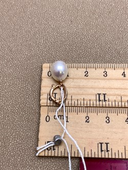 *Кулон Карабин Открывается Белый Жемчуг д.9-9,5 цв Красное арт. 3.1110.0.d-324 Вес 2,06 г - фото 346385 *Кулон Карабин Открывается Белый Жемчуг д.9-9,5 цв Красное арт. 3.1110.0.d-324 Вес 2,06 г - фото 346385