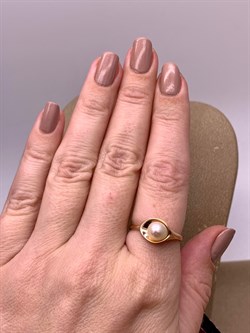 *Кольцо р.18,5 д.6,5-7 Белый Жемчуг цв Красное арт. 1.0676.0.d-892 Вес 3,06 г - фото 346649