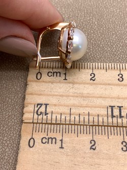 *Серьги Белый Жемчуг д.12-12,5 цв Красное арт. 2.0831.0.b-648 Вес 9,03 г - фото 347155