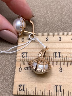 *Серьги Белый Жемчуг д.12-12,5 цв Красное арт. 2.0831.0.b-648 Вес 9,03 г - фото 347156