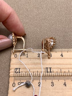 *Серьги Белый Жемчуг д.8,5-9 цв Красное арт. 2.0866.0.b-558 Вес 5,74 г - фото 347249