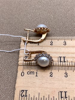 *Серьги Белый Жемчуг д.8,5-9 цв Красное арт. 2.0866.0.b-558 Вес 5,74 г - фото 347250