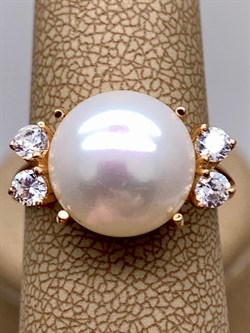 *Кольцо р.18,5 Белый Жемчуг д.12-12,5 цв Красное арт. 1.0832.0.b-884 Вес 5,25 г - фото 347297 *Кольцо р.18,5 Белый Жемчуг д.12-12,5 цв Красное арт. 1.0832.0.b-884 Вес 5,25 г - фото 347297