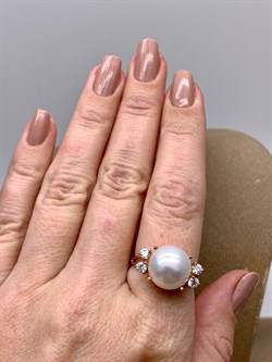 *Кольцо р.18,5 Белый Жемчуг д.12-12,5 цв Красное арт. 1.0832.0.b-884 Вес 5,25 г - фото 347298 *Кольцо р.18,5 Белый Жемчуг д.12-12,5 цв Красное арт. 1.0832.0.b-884 Вес 5,25 г - фото 347298