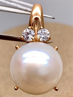 *Кулон Белый Жемчуг д.12-12,5 цв Красное арт. 3.0832.0.b-914 Вес 3,87 г - фото 347303