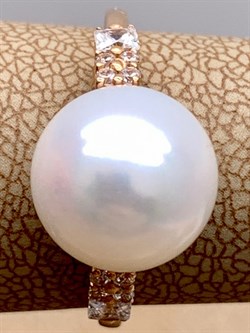 *Кольцо р.17,5 Белый Жемчуг д.10-10,5 цв Красное арт. 1.0966.0.b-435 Вес 3,02 г - фото 347318 *Кольцо р.17,5 Белый Жемчуг д.10-10,5 цв Красное арт. 1.0966.0.b-435 Вес 3,02 г - фото 347318