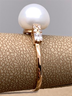 *Кольцо р.17,5 Белый Жемчуг д.10-10,5 цв Красное арт. 1.0966.0.b-435 Вес 3,02 г - фото 347319 *Кольцо р.17,5 Белый Жемчуг д.10-10,5 цв Красное арт. 1.0966.0.b-435 Вес 3,02 г - фото 347319