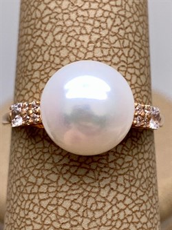 *Кольцо р.17,5 Белый Жемчуг д.10-10,5 цв Красное арт. 1.0966.0.b-435 Вес 3,02 г - фото 347320