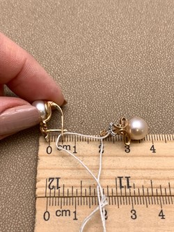 *Серьги Белый Жемчуг д.8,5-9 цв Красное арт. 2.0247.1.b-775 Вес 4,52 г - фото 347335