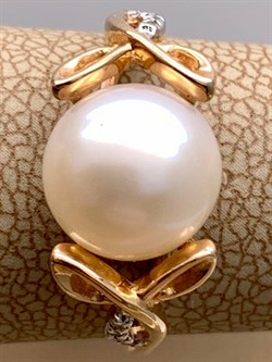 *Кольцо р.17 Белый Жемчуг д.9-9,5 цв Красное арт. 1.0249.0.b-773 Вес 3,5 г - фото 347385