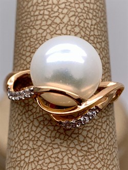 *Кольцо р.18,5 Белый Жемчуг д.11-11,5 цв Красное арт. 1.0902.0.b-803 Вес 4,41 г - фото 347396