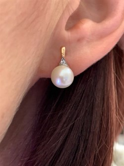 *Серьги Белый Жемчуг д.8-8,5 цв Красное арт. 2.0941.0.b-172 Вес 3,47 г - фото 347407 *Серьги Белый Жемчуг д.8-8,5 цв Красное арт. 2.0941.0.b-172 Вес 3,47 г - фото 347407