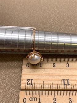 *Кольцо р.18 Белый Жемчуг д.9,5-10 цв Красное арт. 1.0865.0.b-684 Вес 3,07 г - фото 347432