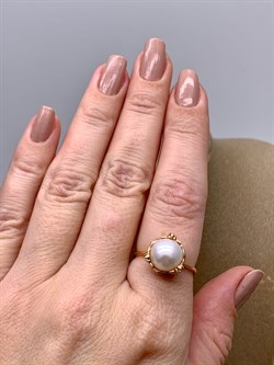 *Кольцо р.18 Белый Жемчуг д.9,5-10 цв Красное арт. 1.0865.0.b-684 Вес 3,07 г - фото 347437