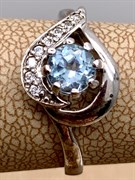 *КОЛЬЦО р.17 Голубой Топаз арт. R00015-890, (вес 2,5 г)